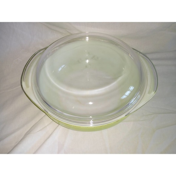 Pyrex 023 lime green 2 quart bowl - Picture 2 of 7